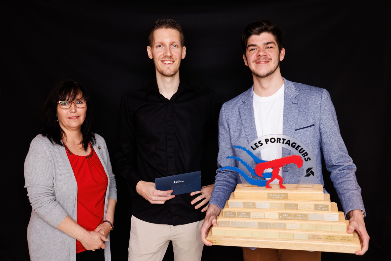 Marie-Josée Baril, gérante pour Les Restaurants Dubillard, Cédric Docquier de Belgique, récipiendaire de la bourse et du titre « Athlète masculin par excellence 2021-2022 » et Jean-Christophe Ledoux, entraineur.