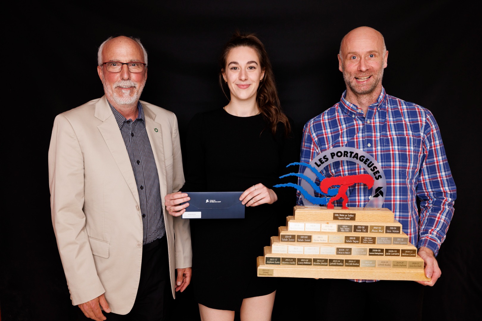 André Morin, vice-président du conseil d’administration de la Caisse Desjardins de Rivière-du-Loup, Noémie Boudreau-Diotte de Maria, récipiendaire de la bourse et du titre « Athlète féminine par excellence 2021-2022 » et Stéphane LeBrun, entraineur.