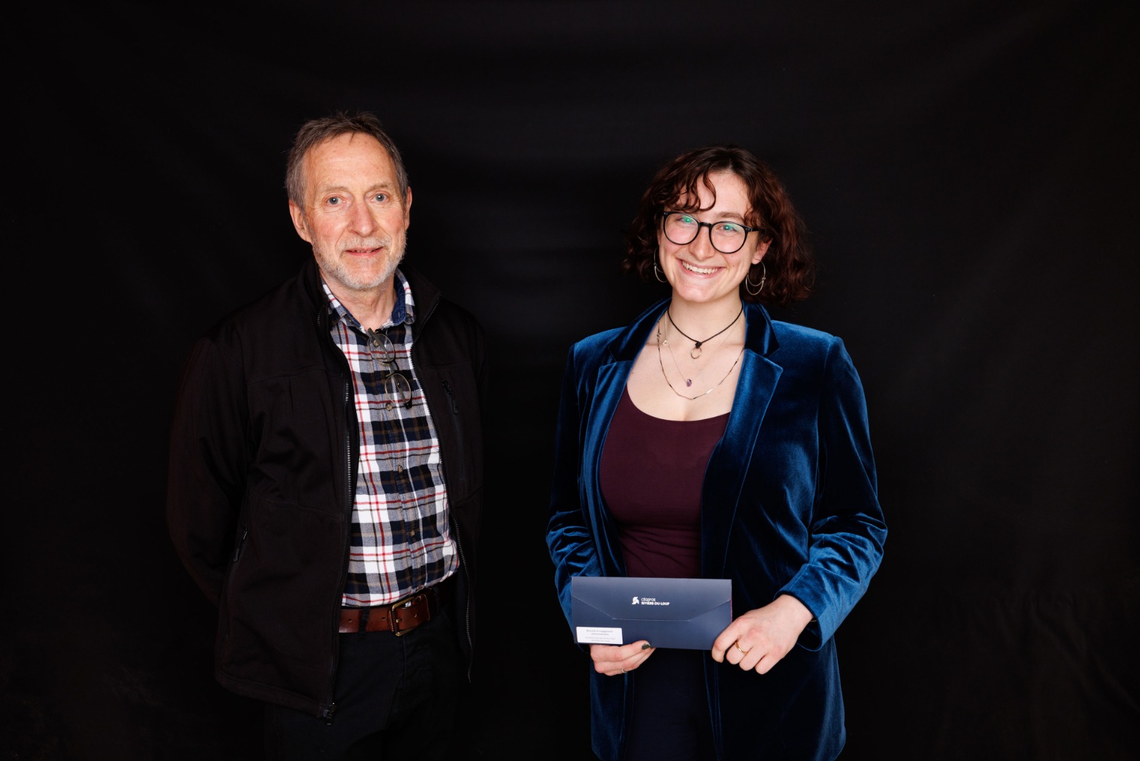 Bernard Pelletier, président de la Fondation des œuvres du Foyer de Rivière-du-Loup et Rose Gagnon-Yelle de Matane, récipiendaire de la bourse d’une valeur de 750 $ « Réussite et engagement communautaire ».