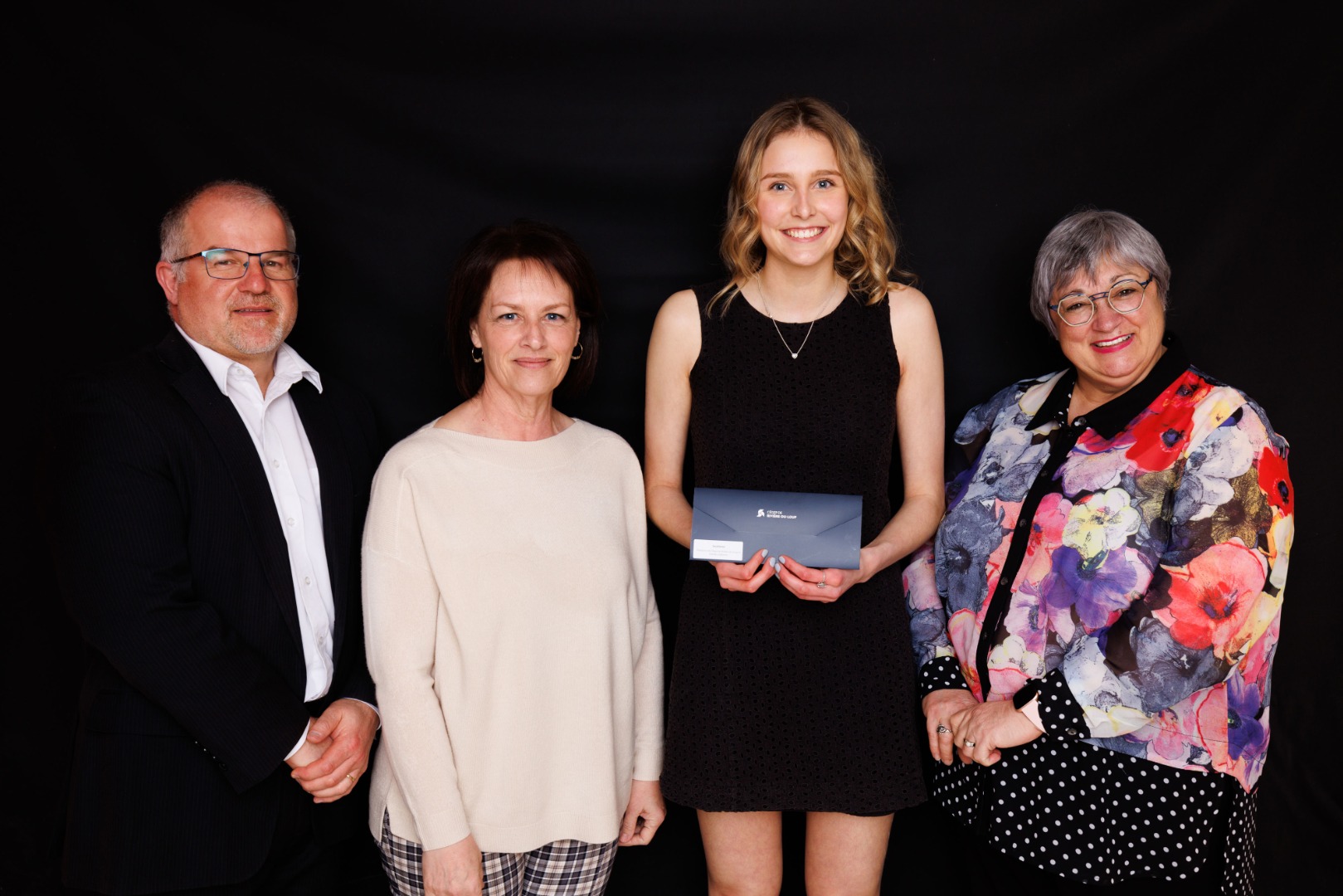 Mario Landry, président de la Fondation du Cégep de Rivière-du-Loup, Lina Blouin, coordonnatrice aux ressources humaines chez duBreton, Sara-Ève Dubé de Rivière-du-Loup, lauréate de la bourse « Excellence » d’une valeur de 1 000 $ et Sylvie Vignet, présidente d’honneur de la 47e édition du Gala des réussites.